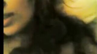 البنت نايمه عالسرير عريانه والراجل معاها بيمشي زوبره الكبير علي كسها وبيحك فيه من بره و سكس مصري اول مازوبره بيشم ريحه كسها بيوقف علاطول