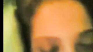 البنت نايمه عالسرير عريانه والراجل معاها بيمشي زوبره الكبير علي كسها وبيحك فيه من بره و سكس مصري اول مازوبره بيشم ريحه كسها بيوقف علاطول