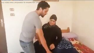 الراجل الخول بيزوق امه عالسرير عايز ينام معاها عافيه وهي بتقوله استنا غلط  سكس مصري كده وبياخدها عالسرير منومها ونايم عليها