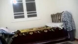 الراجل والست جنب السرير بيقلو هدومهم وبينامو عالسرير في حضن بعض والراجل و سكس مصري هو حاضن لبوته بيدخل زوبره في الكس براحه