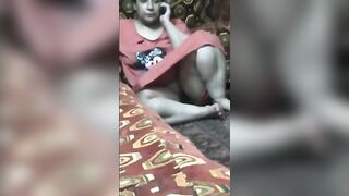 ماما الشرموطه قاعده عالارض جنب الانتريه ولابسه كاش نيك مصري  مايوه وهي بتقلب في التلفون رافعه رجلها ومش لابسه اندر وكسها مليان لحم