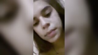 البنت نايمه عالسرير علي بطنها والمتناك بيجي من بره داخل نايم عليها وب سكس مصري يعضها في رقبتها هو وبيدخل زوبره في كسها