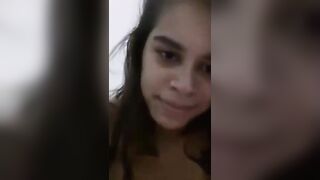 البنت نايمه عالسرير علي بطنها والمتناك بيجي من بره داخل نايم عليها وب سكس مصري يعضها في رقبتها هو وبيدخل زوبره في كسها