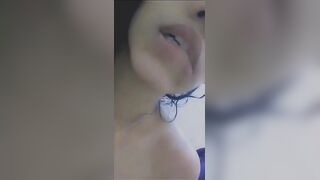 البنت الشرموطه بتقلع لبسها ونايمه بلبوصه وهي بتحسس علي جسمها وتمشي صوابع ايدها علي سكس مصري ه وتقفش في بزازها الحلوه تلعب فيهم شويه