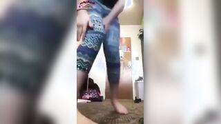 البنت لابسه الاندر الفتله وعالارض قاعده مفلقسه طيزها وواخده الوزضع الك سكس مصري لابي وبتلعب في كسها هي ولافه ايدها لورا