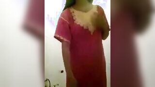 الشرموطه واقفه في الحمام علي رجل واحده والتانيه رفعها وهي بتلعب في كسها   سكس مصري , موقع سبعة ونص. , موقع سبعه ونص بعلبه الشامبو البلاستيك بتدخلهعا جواها
