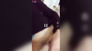 البنت عالسرير جنب صديقها وهي بتقلع هدومها كلها الشرموطه وترميها عالسرير وبتقوله احضني اوي علشان وحشتني موت و سكس مصري بيحضنها جامد وهي بتسيح منه وعايزه تتناك