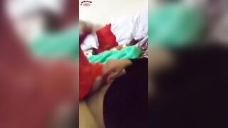 البنت عالسرير جنب صديقها وهي بتقلع هدومها كلها الشرموطه وترميها عالسرير وبتقوله احضني اوي علشان وحشتني موت و سكس مصري بيحضنها جامد وهي بتسيح منه وعايزه تتناك
