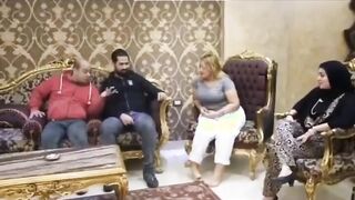 البنت الفاجره بتقابل صاحبتها في الشقه وتبوسها وتعرض عليها تبادل الازواج كل واحده بت سكس مصري روح مع جوز صاحبتها وبتتناك منه قدام بعض