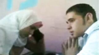 البنت في خلاف مع جوزها وقاعد ىجنبها زعلان وهي بتحاول تحل الموضوع وبتقوم قالعه هدومه كلها ولافه ا سكس مصري لطرحه حولين رقبتها وبترقص له وهي عريانه