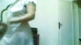 البنت في خلاف مع جوزها وقاعد ىجنبها زعلان وهي بتحاول تحل الموضوع وبتقوم قالعه هدومه كلها ولافه ا سكس مصري لطرحه حولين رقبتها وبترقص له وهي عريانه