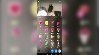 البنتين الاخوات الشراميط فاتحين البث المباشر بيرقصو في صدورهم وب سكس مصري يطلعوها لبره مقابل المال وبينزلو الاندر