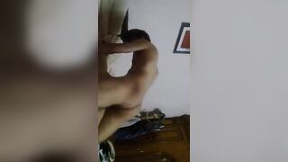 الوليه نايمه عالسرير في سابع نومه  نيج موقع سبعه ونص موقع سبعة ونص وبيدخل عليها جوز امها المتناك بيحسس علي طيزها الكبيره بيديه وبيقفش فيها