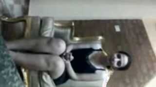 البنت في الصاله بقميص النوم عند صديقها وهي مكسوفه منه لاول مره تقابله بشقته وهو بيتقرب منها وب سكس مصري يقفش في صدرها بيقولها متجيبي ارضعهم بقا