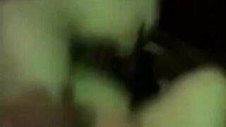 البنت الشرموطه بتتناك من حبيبهتا وهي معاه في غرفه نومه وبيفتح كسها اوي بزوبر سكس مصري ه فاشخهولها وهي من كتر الصراخ صوتها راح