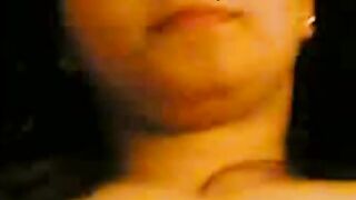 البنت في الاوضه بعد ماقلعت هدومها كلها بتميل بوقها وهي عالارض قاعده علي زو سكس مصري بر جوزها القمور وبتمصهوله كله وترضع فيه