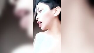 البنت المتناكه بتصور نفسها فيديو وهي قالعه هدومها وحلمه بزها طالعه لبره اوي وبتلعب فيها وشغا سكس مصري له المتناكه تضرب بيديها علي كسها من بره