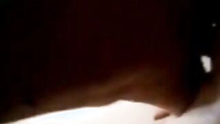 البنت المتناكه حاطه ايديها الاتنين تحت راسها وقالعه هدومها كلها وفارده رجليها عالسرير والراجل واقف جنبها ماسك في زوبره سكس مصري  بيضرب عشرته وعايز ينتر لبنه علي جيسمها