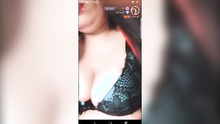 صور السكسيه للمتناكه اروي الجزائريه وهي بتلعب في كسها وهو الاندر لابساه واللبن نيك سعودي مغرقه وبشعرها ال بتميبله لقدام وتلعب فيه هي وبترضعه في صدرها