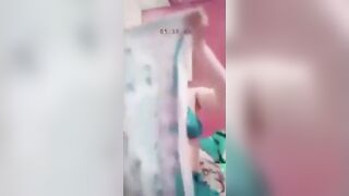 البنت المتناكه لابسه قطعتين لانجري الجيبه القصيره والبراه وبتقلع فيهم  سكس مصري هي وواقفه جنب السرير عايزه تلعب في كسها