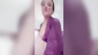 البنت المتناكه لابسه قطعتين لانجري الجيبه القصيره والبراه وبتقلع فيهم  سكس مصري هي وواقفه جنب السرير عايزه تلعب في كسها