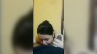 الراجل نايم عالسرير عريان والشرموطه تحته عالارض قاعده بتلعب في زوبره وتحسس عليه  سكس مصري وتطلع لسانها ترضع في بيضانه وتلحسها اوي