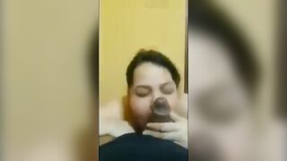 الراجل نايم عالسرير عريان والشرموطه تحته عالارض قاعده بتلعب في زوبره وتحسس عليه  سكس مصري وتطلع لسانها ترضع في بيضانه وتلحسها اوي