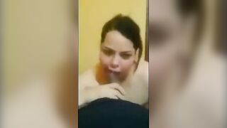 الراجل نايم عالسرير عريان والشرموطه تحته عالارض قاعده بتلعب في زوبره وتحسس عليه  سكس مصري وتطلع لسانها ترضع في بيضانه وتلحسها اوي