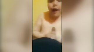 الراجل نايم عالسرير عريان والشرموطه تحته عالارض قاعده بتلعب في زوبره وتحسس عليه  سكس مصري وتطلع لسانها ترضع في بيضانه وتلحسها اوي