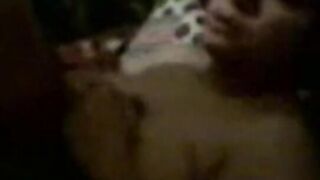 البنت المتناكه رايحه تتناك من زوبون بتاعها وهي معاه عالسرير بتتناك منه دخل عليها  سكس مصري شله صحابه اتعزمو عليها وعملو عليها حفله