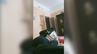الراجل هو ولابس هدومه عالسرير نايم علي عشيقته ال بيخون صاحبه معاها وبينيكها وهو مطلع زوبره من سكس مصري  البنطلون ومدخلعه فيبها وقلقان من وجوده