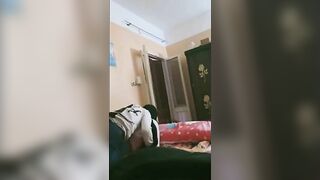 الراجل هو ولابس هدومه عالسرير نايم علي عشيقته ال بيخون صاحبه معاها وبينيكها وهو مطلع زوبره من سكس مصري  البنطلون ومدخلعه فيبها وقلقان من وجوده