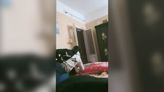 الراجل هو ولابس هدومه عالسرير نايم علي عشيقته ال بيخون صاحبه معاها وبينيكها وهو مطلع زوبره من سكس مصري  البنطلون ومدخلعه فيبها وقلقان من وجوده