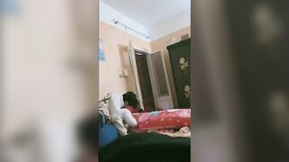 الراجل هو ولابس هدومه عالسرير نايم علي عشيقته ال بيخون صاحبه معاها وبينيكها وهو مطلع زوبره من سكس مصري  البنطلون ومدخلعه فيبها وقلقان من وجوده