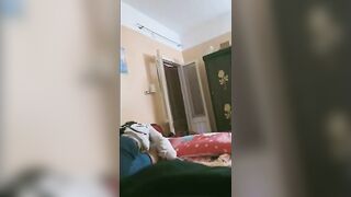 الراجل هو ولابس هدومه عالسرير نايم علي عشيقته ال بيخون صاحبه معاها وبينيكها وهو مطلع زوبره من سكس مصري  البنطلون ومدخلعه فيبها وقلقان من وجوده