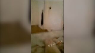 الشرموطه نايمه علي ضهرها وماسكه بزازها بيديها ضماهم   سكس مصري , موقع سبعة ونص. , موقع سبعه ونص لبعض وهي بتتناك منه وزوبره في كسها شغال يخش ويطلع فيها