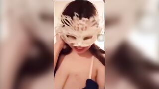 البنت نايمه في حضن عشيقها علي سرير جوزها وهما قالعين ملط وبتلعب في زوب سكس مصري ره هو وحاضنهال جامد بتوقفه علشان ينيكها