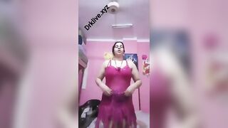 الشرموكطه في الاوضه مشغله الكاميرا بتتكلم مع خطيبها وهو بيشوفها   سكس مصري , موقع سبعة ونص. , موقع سبعه ونص بتنزل القميص لتحت وشغاله تلعب في صدرها