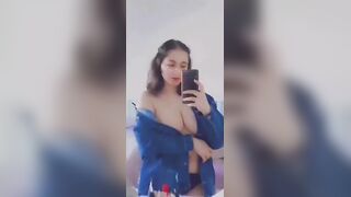 البنت المتناكه واقفه وماسكه الفون بتعمل تيك توك وهي بتنزل ال سكس مصري روب من جسمها وبتبين صدرها الابيض وتكشفه