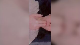 البنت المتناكه واقفه وماسكه الفون بتعمل تيك توك وهي بتنزل ال سكس مصري روب من جسمها وبتبين صدرها الابيض وتكشفه