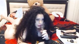 الشرموكطه عريانه عالسرير من غير لبس خالص ونايمه علي بطنها هي والابتوب قصادها بتلعب   سكس مصري , موقع سبعة ونص. , موقع سبعه ونص فيها وماسكه الزوبر الصناعي بتمص فيه