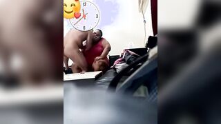 الدبدوبه التخينه قاعده علي حرف السرير ومنزله رجبلها للارض وماسكه التلفون بتتكلم في ودانها والمتناك سكس مصري  واقف في وشها بوزوبره بيقولها العبي فيه