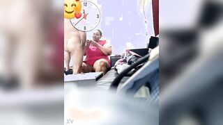الدبدوبه التخينه قاعده علي حرف السرير ومنزله رجبلها للارض وماسكه التلفون بتتكلم في ودانها والمتناك سكس مصري  واقف في وشها بوزوبره بيقولها العبي فيه