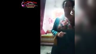 الفلاحه الشرموطه بتقلع عبايتها هي بالاوضه وبتلعب  سكس مصري , موقع سبعة ونص. , موقع سبعه ونص في طيزها وتفلقس فيها وتضرب عليها اوي بيديها هي وبتكلم حبيبها فيديو وبيشوفها