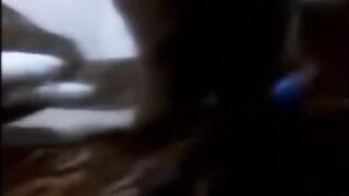 البنت مفلقسه طيزها عالسرير والراجل الخول ماسكها من وسطها وبيرزع  سكس مصري زوبره جوه كسها مره واحده وهي بتصرخ جامد
