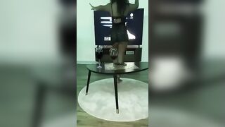البنت المتناكه في سهره مع الزبون في شقته وهي بترقصلهع وتهزله سكس مصري  عالاغاني وبيفلقس طيزها عليه وهي بتترقص
