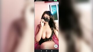المتناكه عالسرير قاعده متربعه علي رجليها وسانده نفسها ومطلعه بزازها الكبيره اوي لبره القميص الاسود  سكس مصري , موقع سبعة ونص. , موقع سبعه ونص ال لبساه وشغاله ترقص فيهم يمين وشمال وبيتهزو جامد