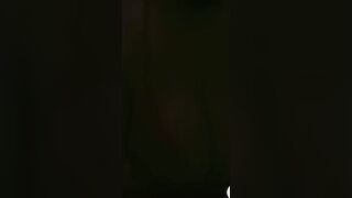 البنت لابسه قميص النوم الاحمر وشغاله تتحرك وتغري حبيبها في الاوضه هي ورايحه وج سكس مصري ايه مش قاعده علي بعهضها كسها بياكل فيها