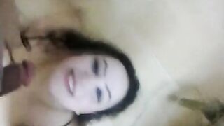 البنت راكعه تحت زوبر حبيبها بتدخله كله في بوقها وتمص فيه جامد وتلحسه وهو بيشدها سكس مصري  اوي من شعرها وبيقولها يلا مصي ي شرموطه