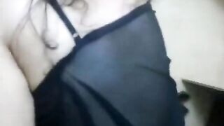 البنت راكعه تحت زوبر حبيبها بتدخله كله في بوقها وتمص فيه جامد وتلحسه وهو بيشدها سكس مصري  اوي من شعرها وبيقولها يلا مصي ي شرموطه